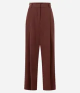 Pantalón de sastrería color terracota, modelo wide leg, con cintura con trabillas y detalle de hebilla lateral. Presenta cierre tradicional y bolsillos tipo cuchillo.