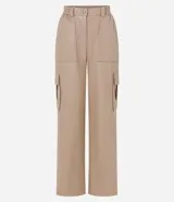 Pantalón recto color beige de material sintético, con trabillas en la cintura, cierre delantero, cintura elástica en la espalda y bolsillos laterales tipo cargo.