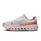 Championes de running blancos con detalles en gris y naranja, marca On Cloudsurfer Next.