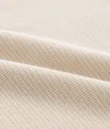 Remera de hombre, corte regular, color beige claro con cuello redondo y ribetes en contraste en el cuello y los puños de las mangas cortas.