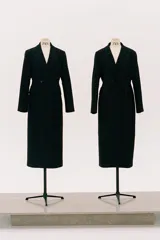 Abrigo largo de Zara Woman Collection confeccionado en tejido con 30% lana. Tiene cuello solapa de muescas, manga larga con abertura y botones, bolsillos con solapa en el delantero y de vivo en el pecho. Forro interior a tono y cierre frontal cruzado con botones.