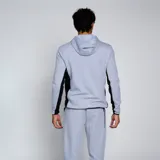 Campera negra con capucha y cierre frontal amarillo. Presenta el escudo del Club Atlético Peñarol en el pecho y detalles en gris en los hombros.