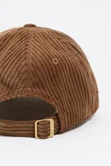 Gorra de béisbol de pana marrón, con visera curva y bordado frontal en tono a tono.