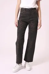 Conjunto de jean con estampado animal print color marrón y negro, compuesto por chaqueta corta con bolsillos y pantalón de corte recto.