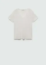 Camiseta celeste de lino con cuello en V y mangas cortas.