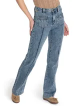 Pantalón de jean azul de tiro alto, corte bootcut y bolsillos delanteros con costuras decorativas.