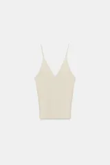 Top color crudo de punto acanalado, con escote en V y tirantes finos.