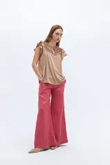 Blusa blanca de lyocell y algodón, con escote fruncido con volados y lazos.