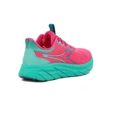 Championes deportivos Diadora modelo Proton para mujer, en colores rosa vibrante y turquesa. Presentan una capellada de malla transpirable con líneas de diseño en turquesa y la marca Diadora visible en la lengüeta. La suela es gruesa y texturizada en color turquesa, con puntera en gris oscuro.