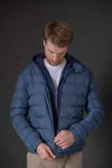 Campera azul acolchada con capucha y cierre frontal.