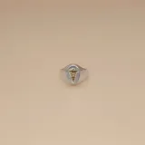 Anillo de plata 925 con aplique en oro 18k, con el símbolo de la medicina.
