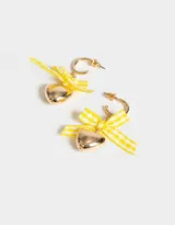 Par de aros colgantes con gancho dorado, dije de corazón dorado y moño de cinta vichy rosa y blanco.