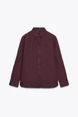 Camisa color ladrillo confeccionada en lino 100%, de corte recto, con cuello solapa, manga larga con puños y cierre frontal con botones.