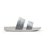 Sandalias Nike de mujer, color blanco con doble tira superior estampada con logos Nike en gris y texto Nike en verde flúor.