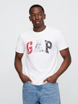 Remera blanca de algodón con logo GAP estampado en el frente con diseño de bandana en rojo, blanco y azul.