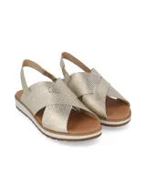 Sandalia plateada con tiras cruzadas con textura tipo piel de cocodrilo, suela blanca y tira trasera elástica.