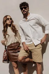 Bermuda negra lisa con bolsillos laterales y traseros.