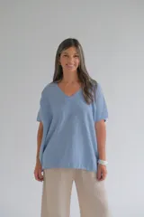 Remera celeste de corte amplio, con cuello en V y mangas cortas.