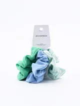 Set de tres scrunchies de terciopelo en colores verde, celeste y verde agua.