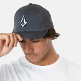 Gorra Volcom Fullstone color gris con logo bordado en blanco en el frente.