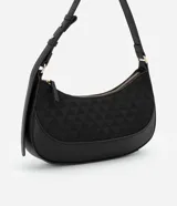Bolso baguette pequeño color negro, con textura embossed y estampa triangular. Tiene asa mediana ajustable y cierre de cremallera.