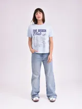 Remera celeste de algodón con estampado de flor y texto "Real View".