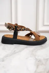 Sandalia de cuero con plataforma, tiras cruzadas en animal print, dorado y marrón.