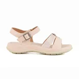 Sandalia baja de cuero sintético color negro, con tira delantera con textura y tira trasera con hebilla.