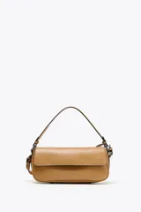 Bolso bandolera color camel con doble asa: una asa larga regulable y una asa de hombro. Tiene un bolsillo interior con cierre mediante cremallera metálica y detalle de solapa con cierre imantado.