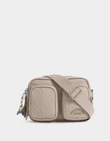 Bandolera color beige de tela deportiva acolchada con doble bolsillo con cierre y tiradores de tela. Tiene correa regulable y desmontable, manija superior, cierre superior con tirador de goma y tag de metal.