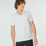 Remera polo blanca de piqué de algodón con estampado de pequeñas figuras negras.