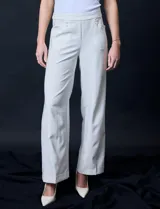 Pantalón de vestir azul marino, de corte ancho y tiro alto. Presenta bolsillos simulados en la parte delantera y cierre invisible en la parte posterior.