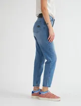 Pantalón de jean celeste, corte recto, tiro alto y largo a la pantorrilla.