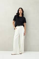 Remera blanca de algodón con cuello redondo y mangas cortas.