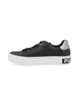 Zapatillas Hush Puppies color beige con cordones y suela blanca.