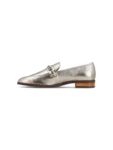 Zapato mocasín color marrón de cuero gamuzado con hebilla metálica dorada.