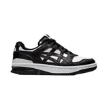 Zapatillas de baloncesto para hombre, diseño de cuero en capas con colores contrastantes, incorporando tecnología de amortiguación moderna.