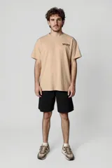 Remera color beige con la palabra "SPEED" estampada en el pecho.
