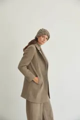 Tapado corto entallado color marrón claro con textura de espiga, cuello solapa y manga larga. Cierre frontal con botones.