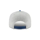 Gorra gris con visera azul, logo de los Golden State Warriors bordado en el frente y logo de New Era bordado en el lateral.