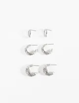 Set de aros dorados con diferentes diseños labrados. Incluye aros tipo argolla y aros con forma irregular.