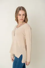 Sweater gris oscuro de lana con cuello en V y corte holgado.