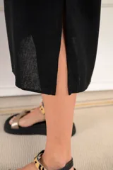 Túnica negra de lino y viscosa, con escote en V y mangas cortas.