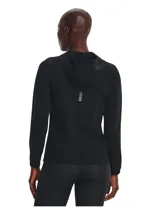 Campera deportiva Under Armour Outrun The Storm para mujer, color negro, con capucha y cierre frontal completo. Logo de la marca estampado en el pecho y en la manga.