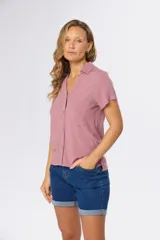 Camisa color verde oliva de lino con viscosa, con botones de madera personalizados y corte relajado.