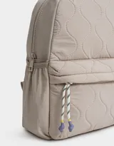 Mochila negra acolchada de tela deportiva con bolsillo frontal con cierre y tirador de goma, correas regulables, manija superior, cierre superior, bolsillos laterales y etiqueta de metal.
