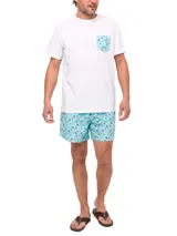 Short de baño celeste con estampado de ballenas en azul y gris. Tiene cintura elástica con cordón ajustable y bolsillos laterales.