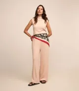 Blusa sin mangas femenina confeccionada en tejido Rib, con cuello alto.