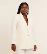 Blazer de poliéster color blanco, de corte sastrero, con cuello solapa, botón dorado redondo contrastante, manga larga con botón y bolsillos fake de solapa delanteros.