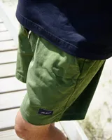 Short de pana verde con cintura elástica ajustable con cordón.